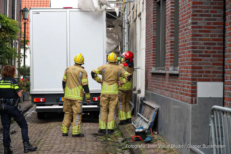 Steiger dreigt om te vallen na botsing door bakwagen