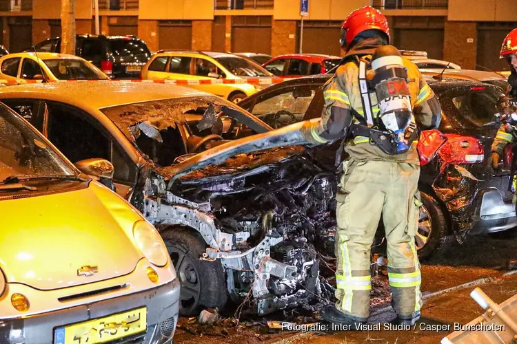 Auto in brand voor flat in Diemen