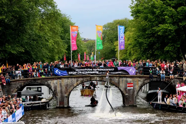 Weersvoorspellingen kunnen pret niet drukken op Pride Amsterdam (fotoalbum)