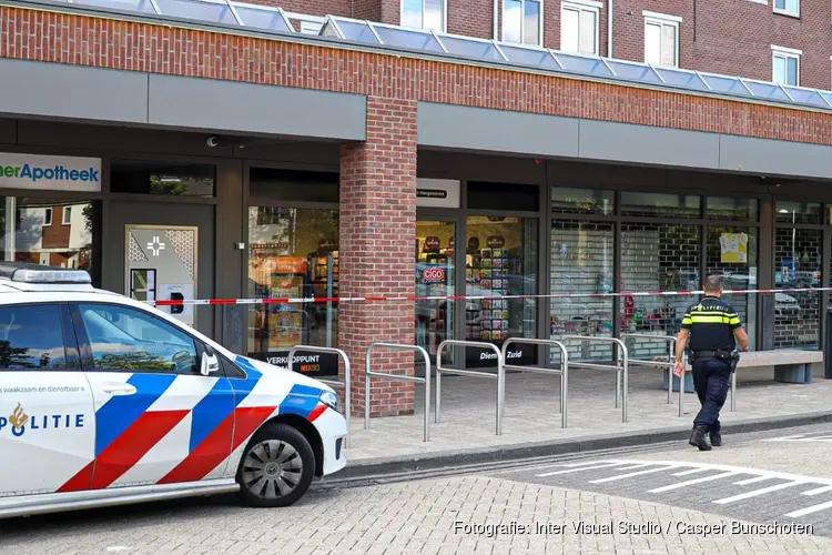 Politie op zoek naar twee verdachten na overval op winkel in Diemen