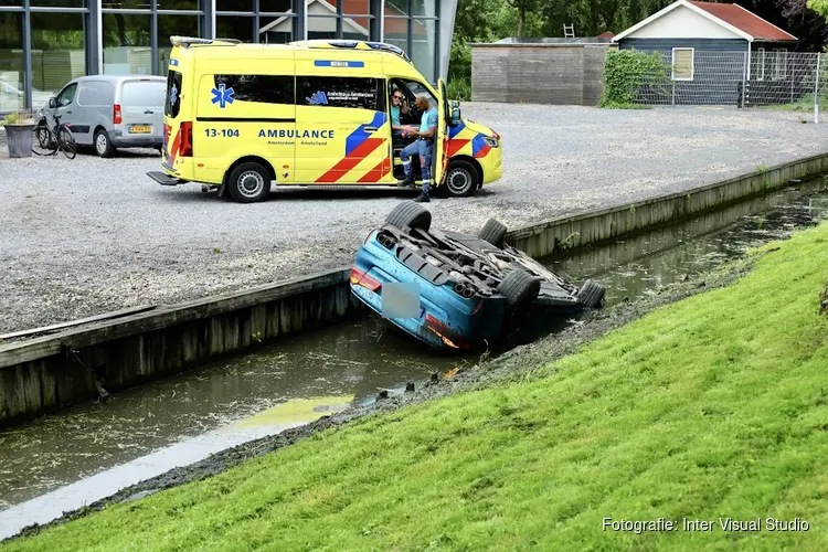 Auto te water in Amsterdam-Zuidoost