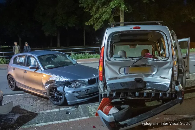 Automobilist rijdt tegen twee geparkeerde auto&#39;s in Amsterdam