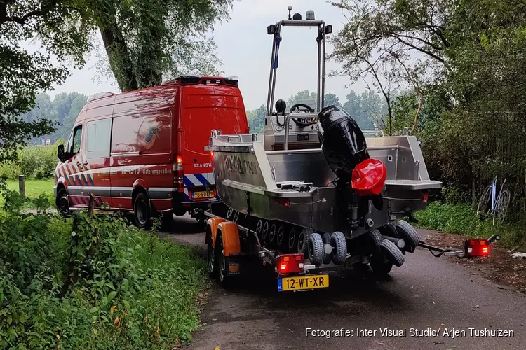 Hulpdiensten zoeken op de Nieuwe Meer in Amsterdam tevergeefs naar mogelijke drenkeling