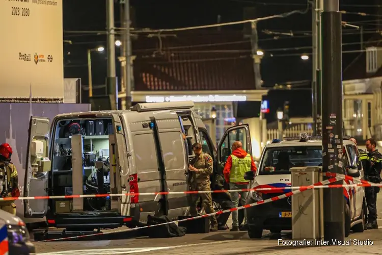 Man meldt zich met vuurwapen en mes Stationsplein Amsterdam