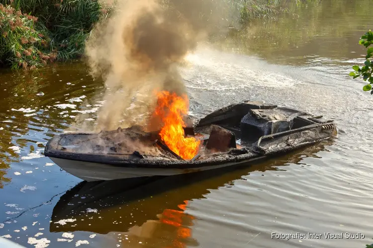 Motorboot in brand in Amsterdam