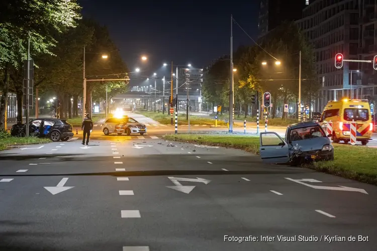 Gewonde bij flinke botsing op Jan van Galenstraat