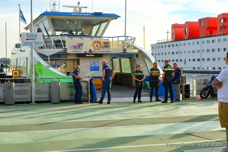 Brandweer in actie bij veerboot GVB