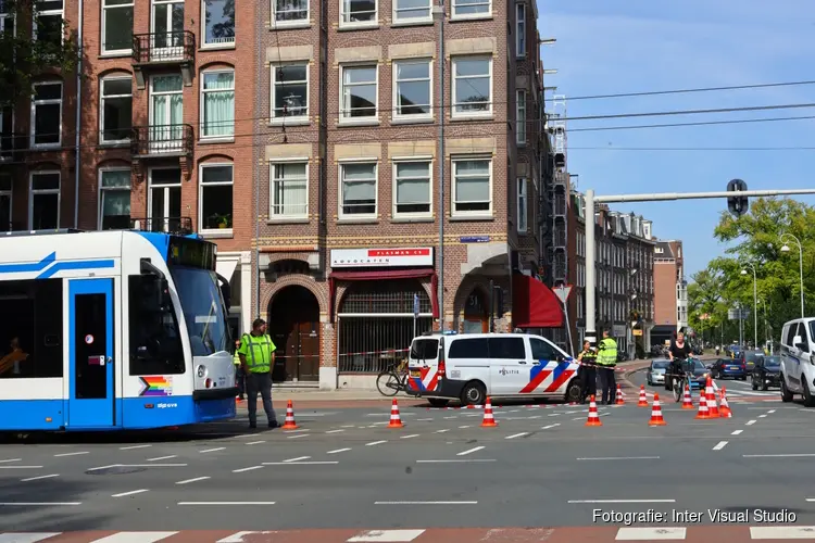 Fietser aangereden door tram aan Roelof Hartstraat