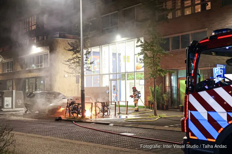 Flinke autobrand in West, twee voertuigen verwoest