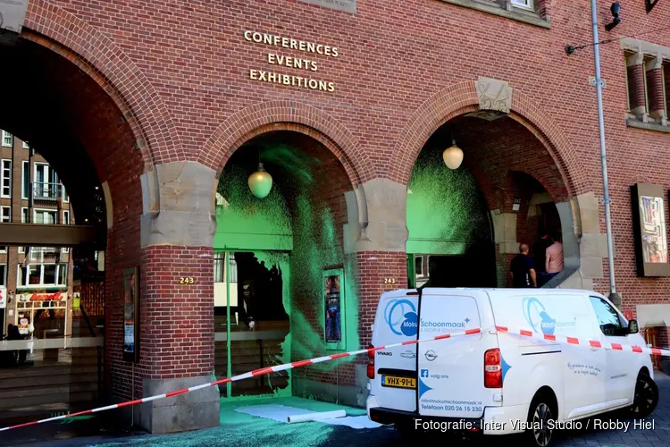 Beurs van Berlage beklad door milieu activisten