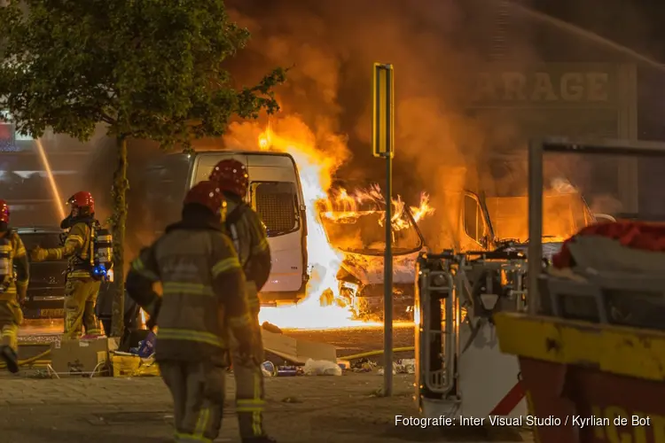 Vijf voertuigen in brand aan Poortland in Amsterdam