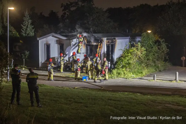 Brandweerman gewond tijdens blussen stacaravan