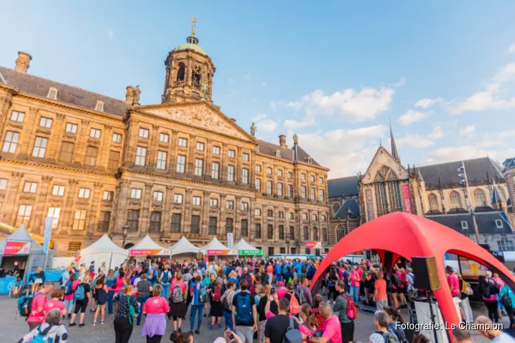 Wandelaars genieten van stralende 19e Pink Ribbon Dam tot Dam Wandeltocht