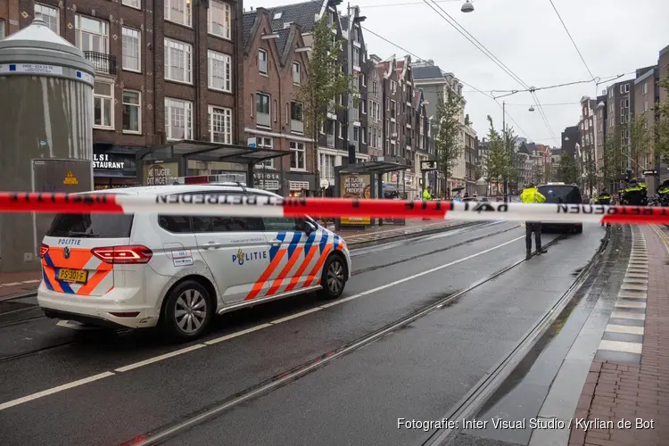 Fietser raakt bekneld onder auto na aanrijding