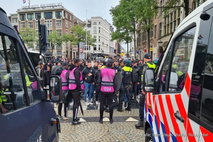 Grote groep Marseille supporters op De Dam, politie grijpt in