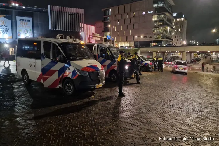 Meerdere politiemensen lichtgewond tijdens inzet Ajax - Olympique Marseille