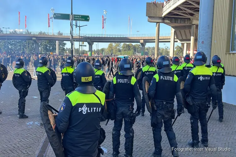 Vijftien verdachten aangehouden bij wedstrijd Ajax-Feyenoord