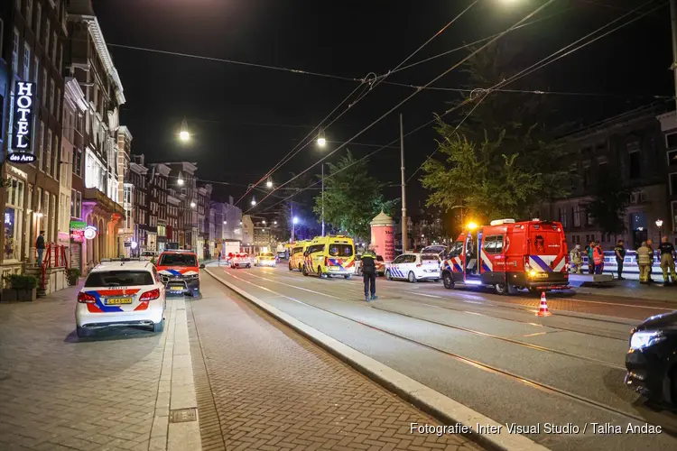 Reanimatie na val in water bij het Rokin in Amsterdam