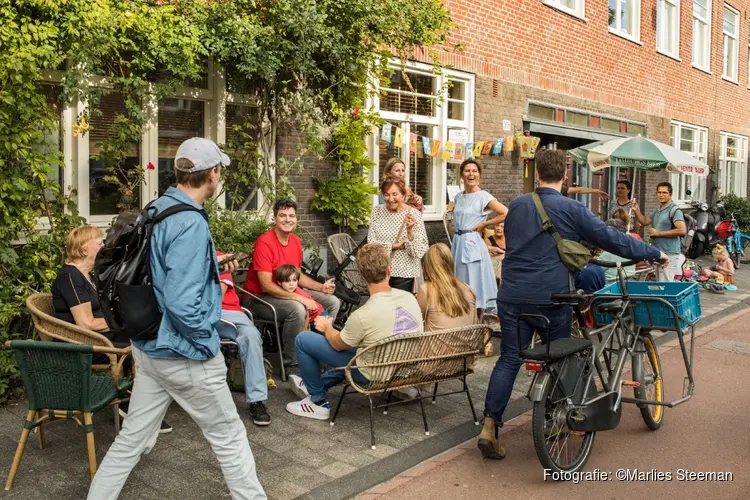 Eigenaren van Amsterdamse `BuurtBankjes` proberen zoveel mogelijk buren te ontmoeten met speciale bingo in de Nationale Week tegen Eenzaamheid