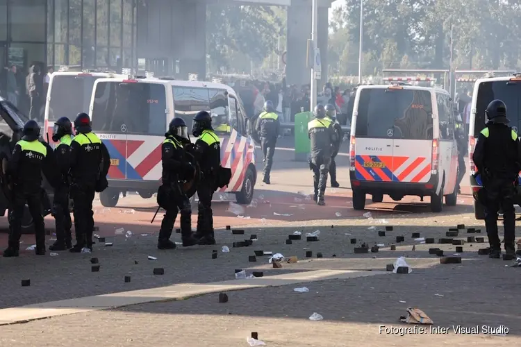 Zes verdachten openlijk geweld Ajax-Feyenoord volgende week voor de rechter