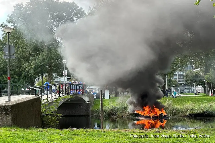 Boot in brand aan Hoekenesgracht in Amsterdam