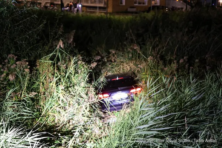 Auto in sloot aantroffen langs weg in Amsterdam