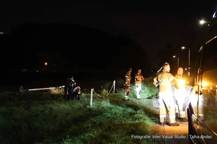 Scooter te water aan de Lutkemeerweg in Nieuw-West