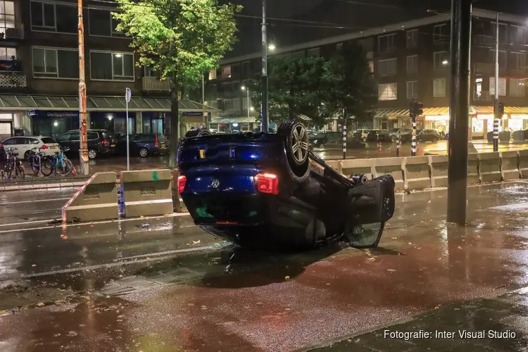 Auto over de kop in Amsterdam-Oost