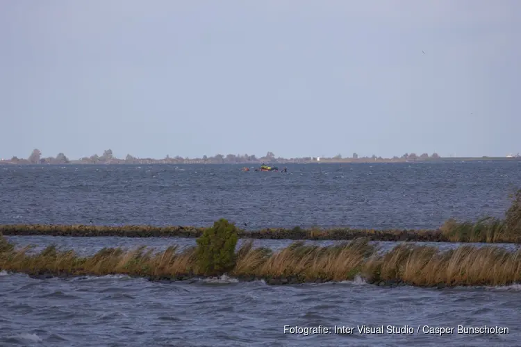 Boot met kinderen omgeslagen vlakbij Eiland Pampus