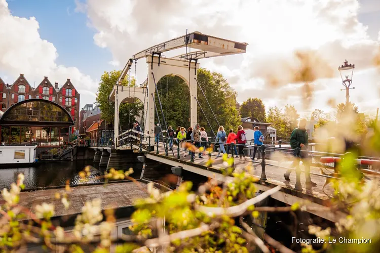 Sfeervolle 9e editie Amsterdam City Walk prikkelt zintuigen van 12.000 deelnemers