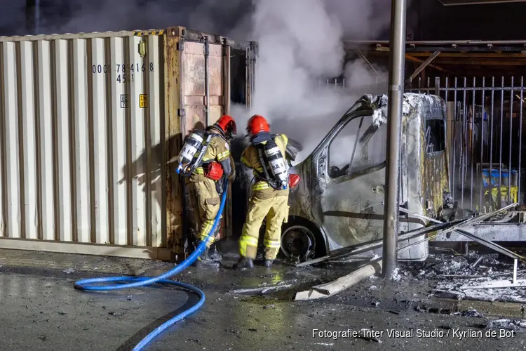 Bakwagen uitgebrand in Westpoort