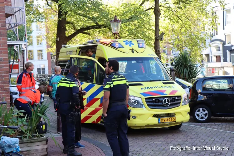 Vrouw gestoken door man in woning Amsterdam