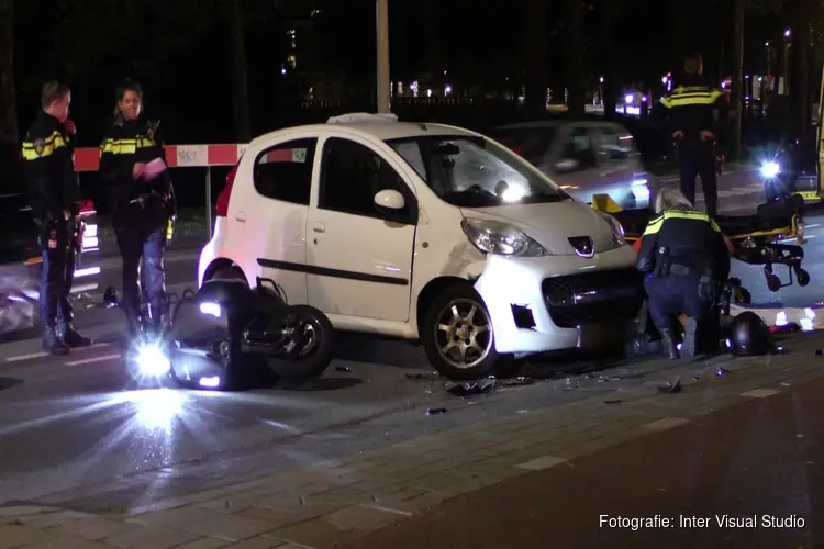 Scooterrijder gewond na aanrijding op Mauritskade