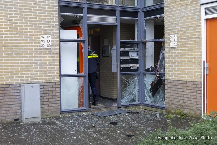 Veel schade bij explosie in portiek aan de Tjalk in Diemen