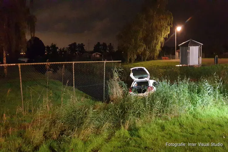 Auto gevonden in de sloot, bestuurder verdwenen