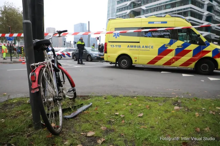 Fietser belandt op voorruit van auto in Amsterdam-Zuid
