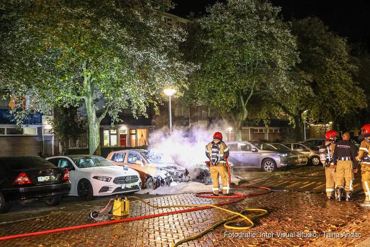 Twee auto`s uitgebrand in Amsterdam-Noord