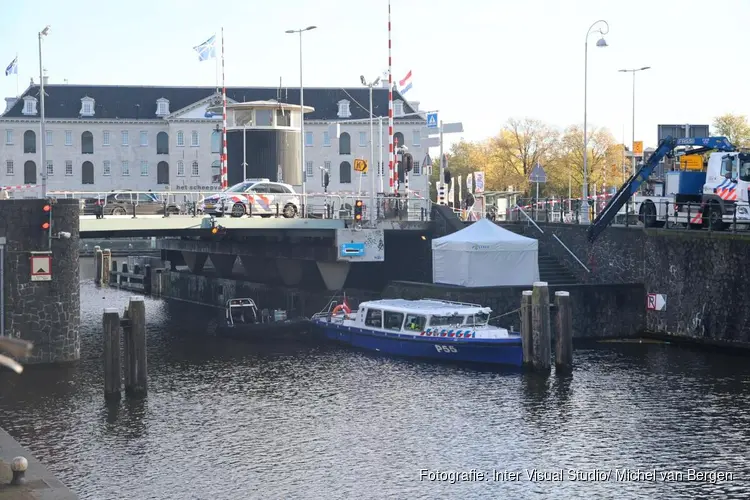 Overleden persoon aangetroffen in het water in Amsterdam