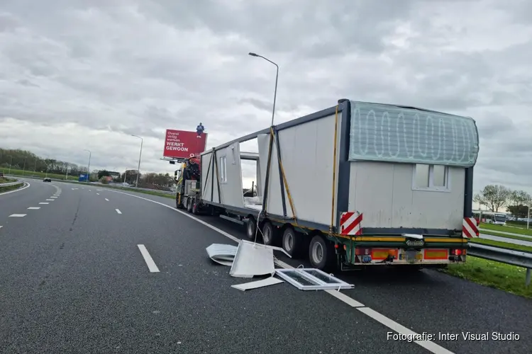 Dak van vrachtwagen af gewaaid op A4 bij Badhoevedorp