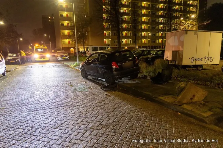 Man met slok op raakt bekneld onder zijn auto in Amsterdam