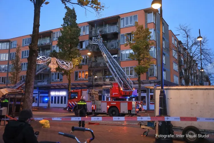 Uitslaande brand op balkon in Dapperstraat