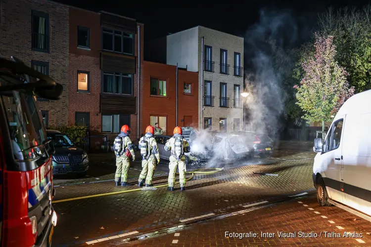 Twee auto`s volledig uitgebrand in Amsterdam-Zuidoost