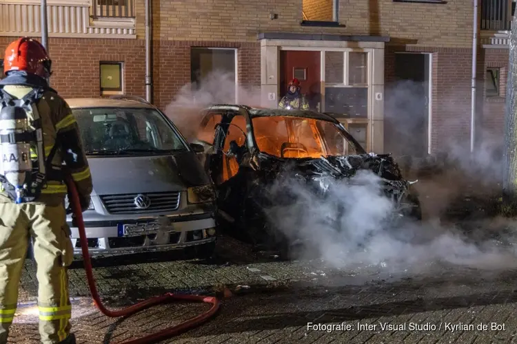 Autobrand veroorzaakt vuurwerkshow in Amsterdam