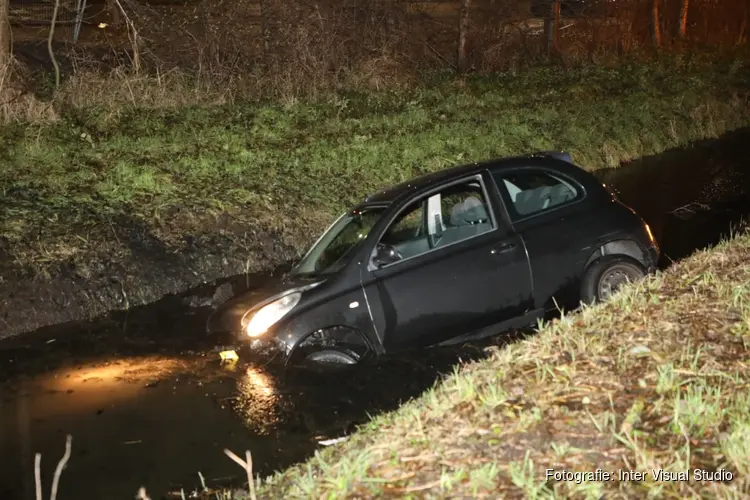 Auto te water gereden bij Ouderkerk aan de Amstel