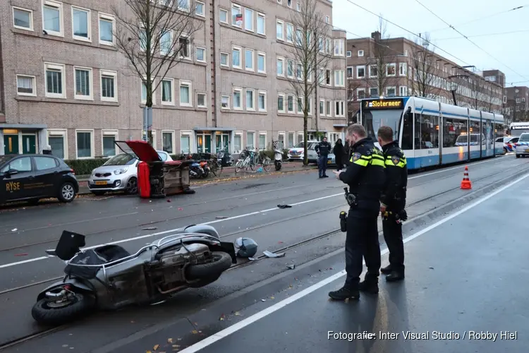 Aanrijding tussen Canta en scooter op Hoofdweg