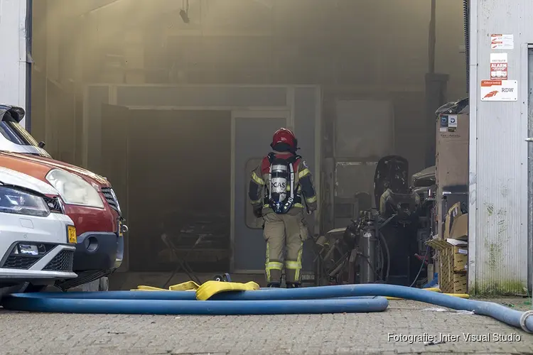 Drie gewonden bij brand in autobedrijf aan de Heining in Amsterdam