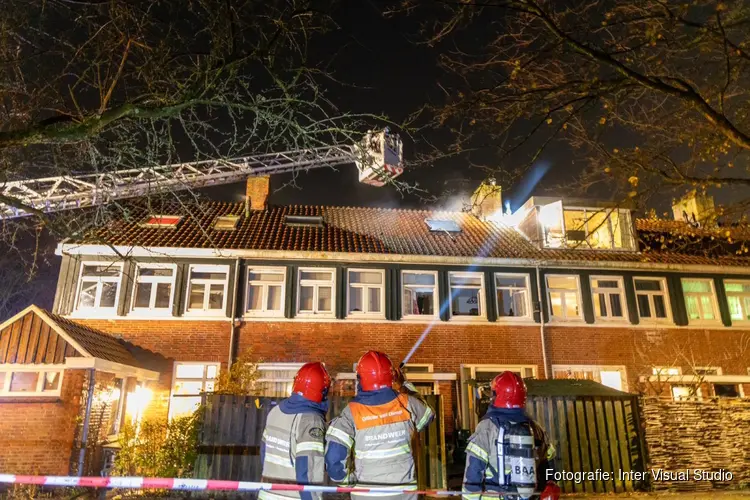 Brand op zolder van woning in Amsterdam