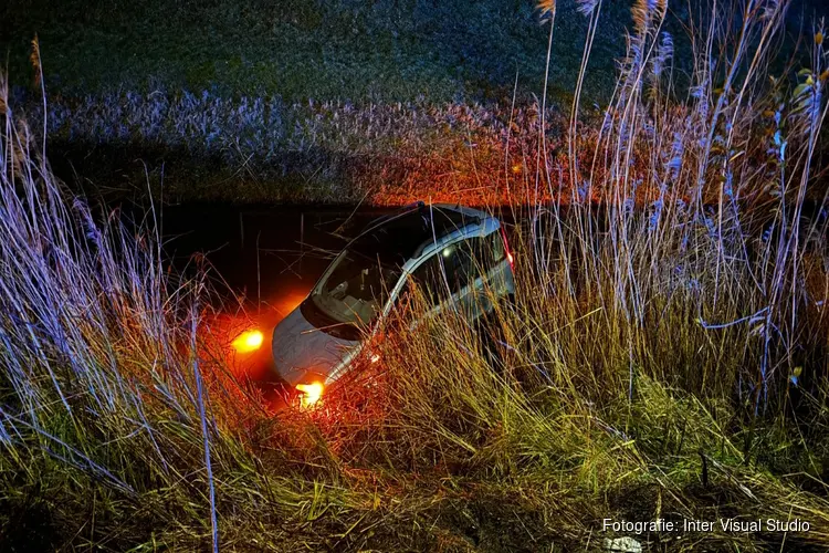 Auto te water nabij Schiphol