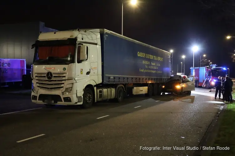 Bestelauto rijdt tegen vrachtwagen, bestuurder bekneld