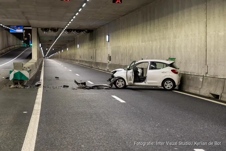 Automobilist krijgt ongeluk in tunnel Gaasperdammerweg